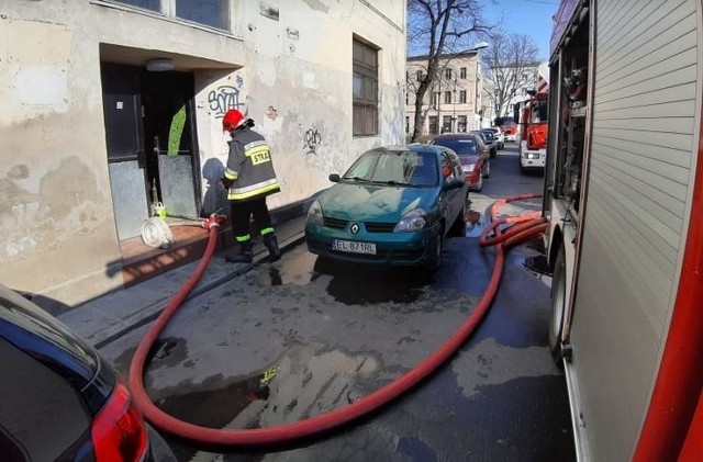 Aż 6 zastępów straży pożarnej gasiło pożar, który wybuchł w sobotę ok. godz. 8.40 w nocnym klubie na pl. Komuny Paryskiej. Ogień  pojawił się w kantorku dyskoteki Abracadabra. Spłonął alkohol składowany w magazynie.