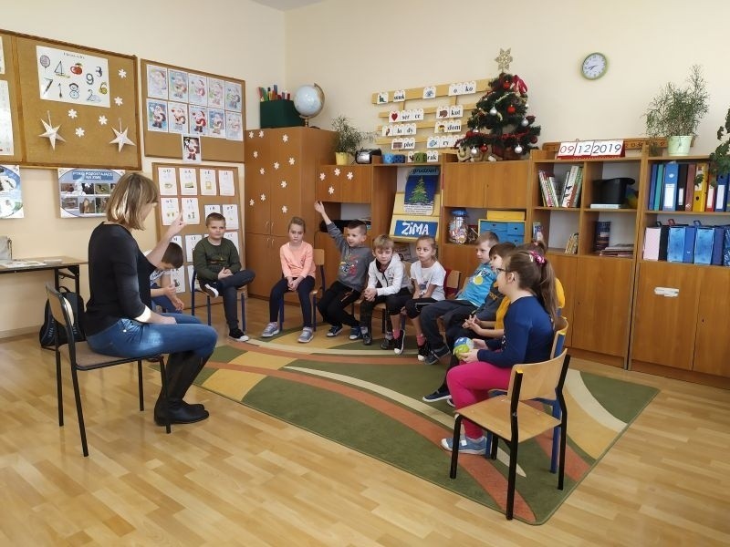 W szkole podstawowej w Ruszczy uczniowie, nauczyciele i...
