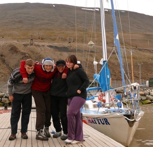 Załoga „Maytura” w porcie Longyearbyen, stolicy Svalbardu....