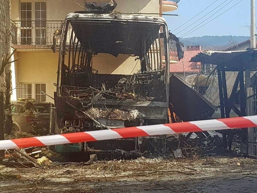 Ukrainiec rzucił niedopałek. Płonęły 4 auta i hotel [ZDJĘCIA]