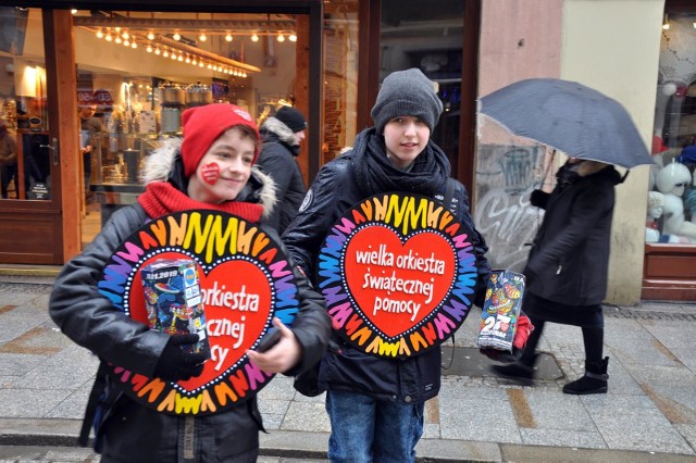 13.01.2019 krakow rynek glowny - kwesta na wosp - wolontariusz wospfot. andrzej wisniewski