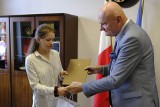 Agnieszka Peret, maturzystka na sto procent, odebrała nagrodę od prezydenta Torunia