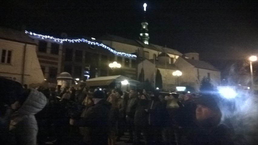 Noworoczny pokaz fajerwerków w Iłży obejrzało mnóstwo osób