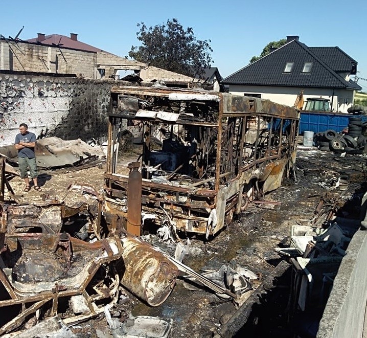 Pożar firmy transportowej w Kwaśniowie Górnym (pow. olkuski), której kończyła się umowa z ZKG "KM" w Olkuszu. Trwa wyjaśnianie przyczyn