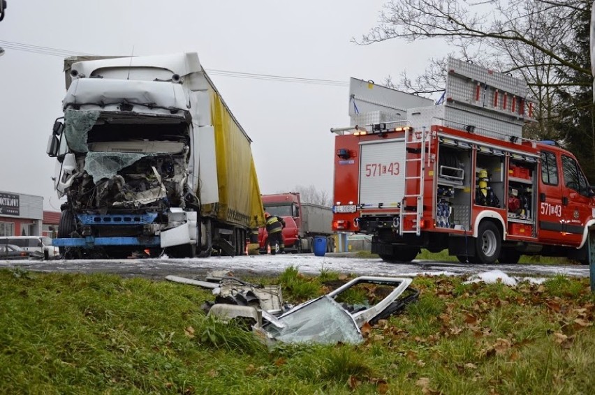 Wypadek w Ostrówku pod Zduńską Wolą. Kierowca zakleszczony w kabinie tira [ZDJĘCIA]