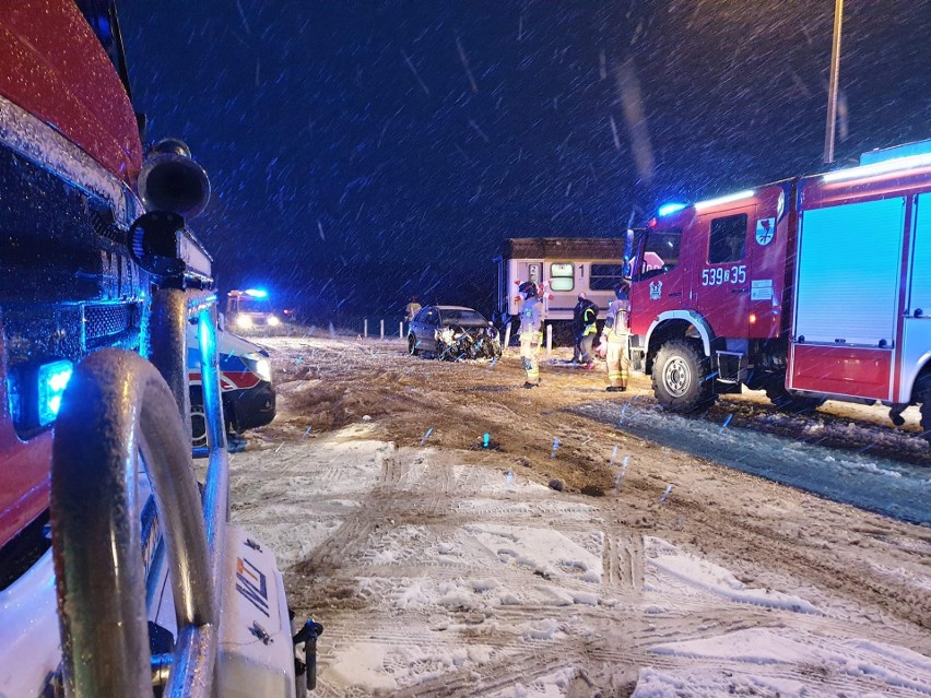 Gmina Dobrzany. Na przejeździe kolejowym w Ognicy volkswagen polo wjechał w pociąg osobowy - 23.01.2021