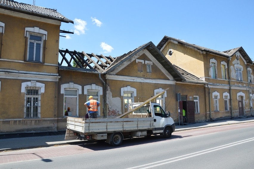 Zabytkowy dworzec kolejowy w Stalowej Woli-Rozwadowie w remoncie. Wrażenie jest niesamowite. Zobaczcie zdjęcia 