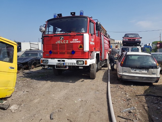 W poniedziałek, około godz. 13.30, strażacy z OSP Uhowo otrzymali zgłoszenie o pożarze na złomowisku w Łapach.