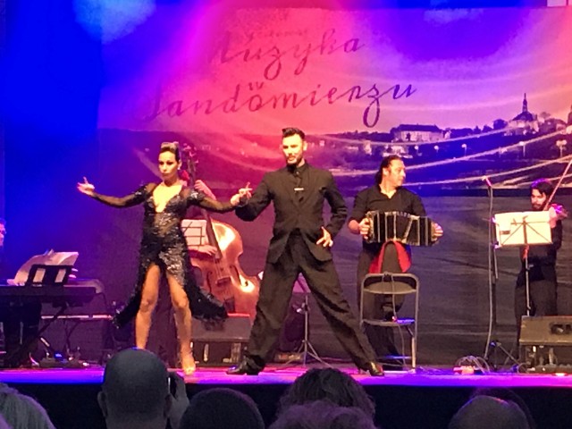 W środę wieczorem na zamkowym dziedzieńcu widzowie obejrzeli  TANGO ARGENTINO Orquesta Tipica de Tango Ariel Ramirez.