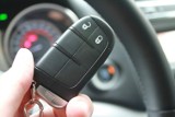 ESP, tempomat, czujniki parkowania - jakie wyposażenie warto mieć w aucie?