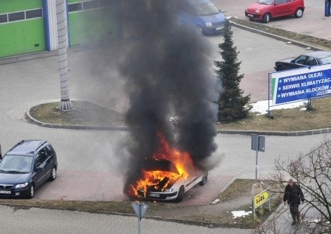 Straż pożarna gasi pożar auta przy ul. Przyjaciół Żołnierza w Szczecinie.