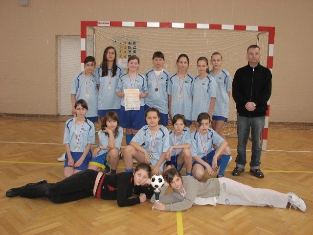 Uczennice Szkoły Podstawowej nr 10 w Ostrołęce to najlepsze piłkarki w całym regionie ostrołęckim