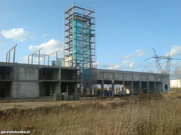 Tak wygląda dziś rozpoczęta w 2005 r. budowa strażnicy przy ul. Walczaka. Za rok - dzięki milionom od wojewody i miasta - będzie prawie gotowa.  (fot. Tomasz Rusek)