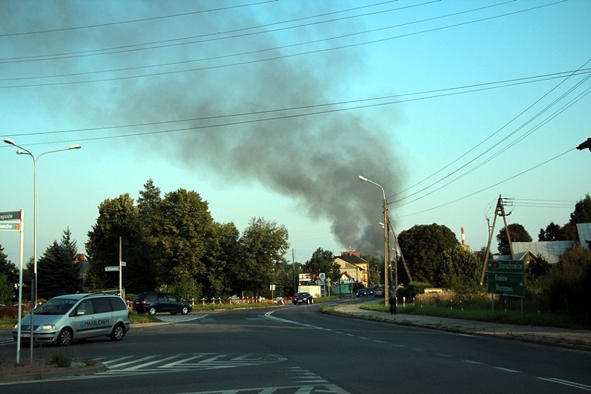 Wielki pożar hali do produkcji paliwa alternatywnego w Skarżysku-Kamiennej. Prawdopodobnie zawalił się dach