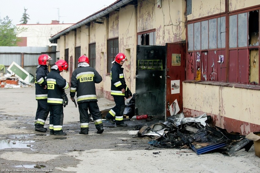 Wrocław: Pożar przy Karmelkowej. Płonął magazyn meblowy (ZDJĘCIA)