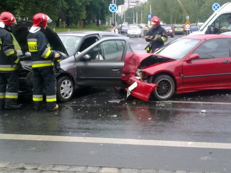 Wrocław: Wypadek na Strzegomskiej. Dwóch kierowców rannych (ZDJĘCIA)