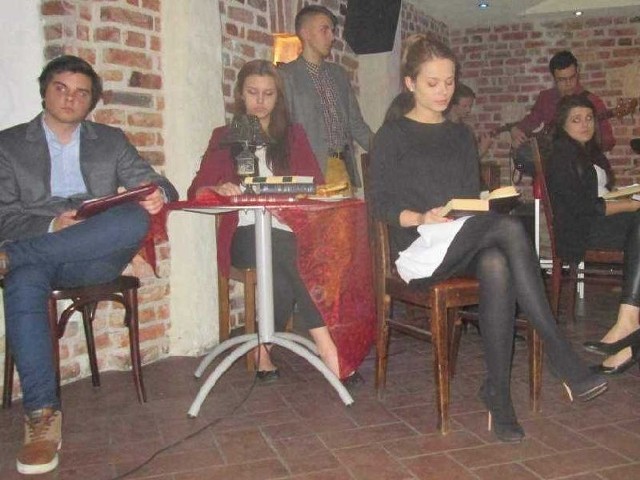 Włoszczowscy licealiści zaprezentowali swoje nietypowe talenty w pubie Carpe Diem Villi Aromat.