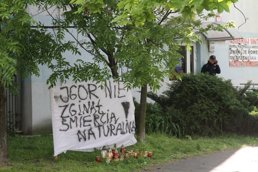 Około 100 osób protestowało pod komisariatem policji Wrocław...