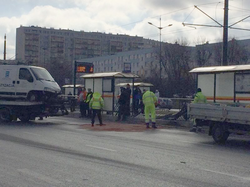 Wypadek na ul. Rokicińskiej. Samochód wjechał w przystanek [zdjęcia]