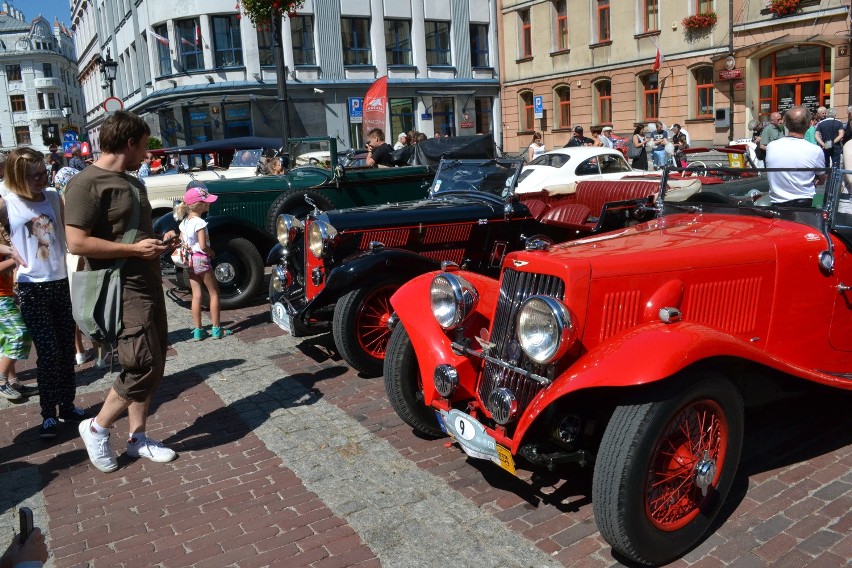 Rajd Pojazdów Zabytkowych w Bielsku-Białej. Konkurs elegancji, że aż dech zapierało [ZDJĘCIA]