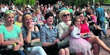 W zabawie z okazji Dnia Dziecka brały udział dzieci ze wszystkich szkół w gminie Łopuszno. Na festynie nie mogło zabraknąć władz gminy, z wójtem Ireną Marcisz na czele (druga z prawej).
