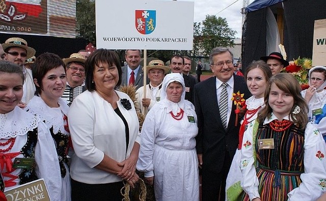 Wspólne zdjęcie delegacji z Krzeszowa z prezydencką parą podczas dożynek w Spale.