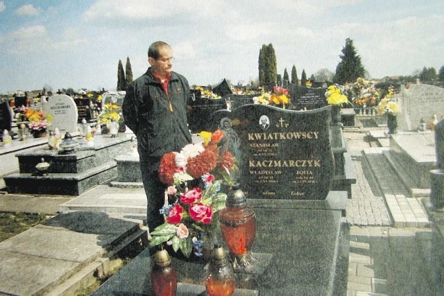Stanisław Kwiatkowski przy grobie swojego ojca
