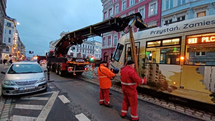 Wykoleił się tramwaj na ul. Piłsudskiego. Utrudnienia też na Sienkiewicza [ZDJĘCIA]