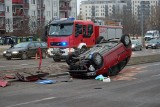 Potrącenie na ul. Żeromskiego w Białymstoku. Citroen wjechał w kobietę i dachował. Dwie osoby ranne