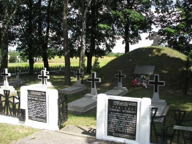 Znicze zapłonęły m.in. na Ukraińskim Cmentarzu Wojskowym w Aleksandrowie Kujawskim.