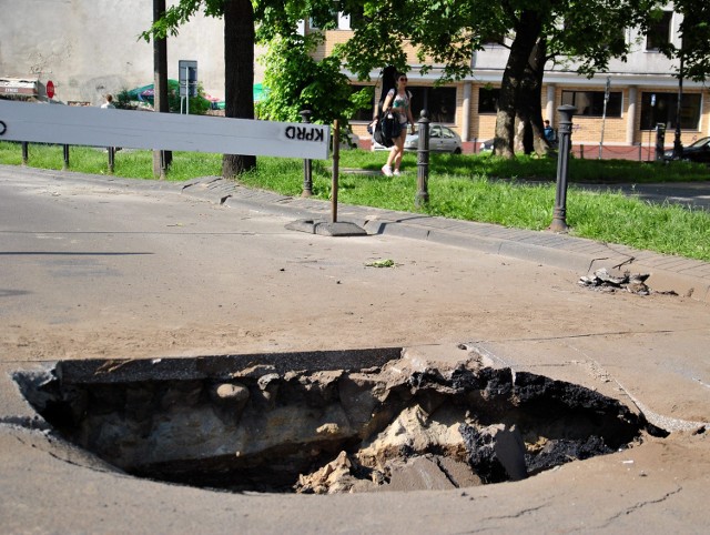 Na ul. Hempla zapadła się jezdnia