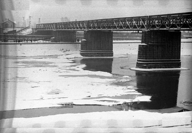 Most kolejowy przez Wisłę w Krakowie. Fotografia z lat 30. ub.w.