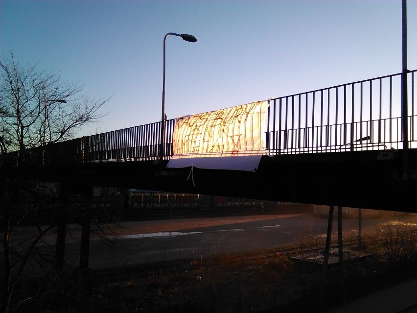 Transparent powieszono na wiadukcie obok dworca w Bielsku...