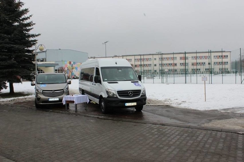 Uczestnicy Warsztatów Terapii Zajęciowej w Chełmku otrzymali nowy samochód