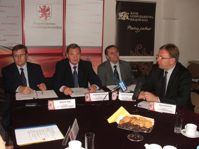 Tuz przed podpisaniem  dokumentówinicjatywy jeremi. Po prawej - wiceprezes BGK Marcin Morawski, drugi od lewej marszałek Włądysław Husejko.