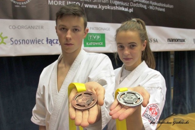 Mikołaj Radgowski i Michalina Chrobot z medalami,