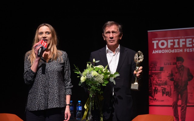 Złotego Anioła Janowi Englertowi wręczyła dyrektorka festiwalu Tofifest Katarzyna Jaworska