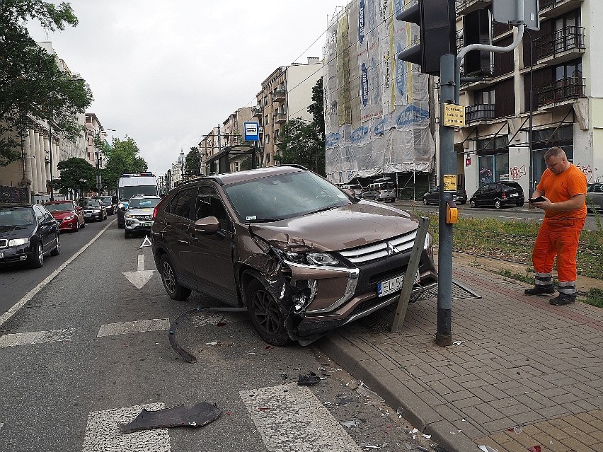 Wypadek dwóch samochodów na skrzyżowaniu al. Kościuszki i ul. Zamenhofa. Jedno z aut wjechało na przystanek tramwajowy. ZDJĘCIA