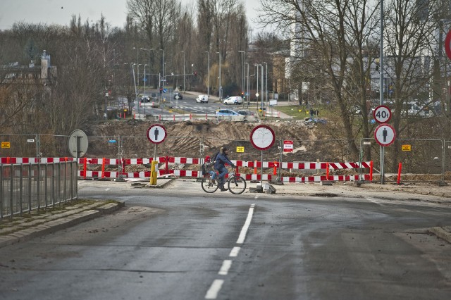 Dla miasta Aleja Monte Cassino w ciągu krajowej „szóstki” to ważny element komunikacji lokalnej i ruchu tranzytowego. Przeprawa mostowa nad Dzierżęcinką miała około 220 metrów długości. Konstrukcja została oddana do użytku w 1971 roku. Nowa ma być gotowa na początku przyszłego roku.