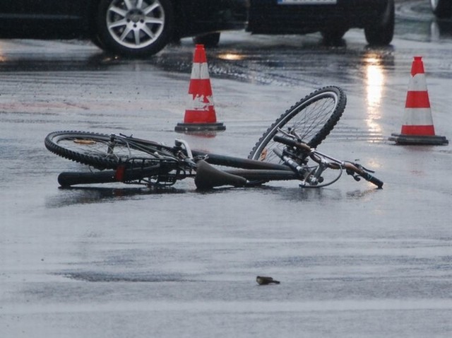 Pijany rowerzysta złamał nogę.