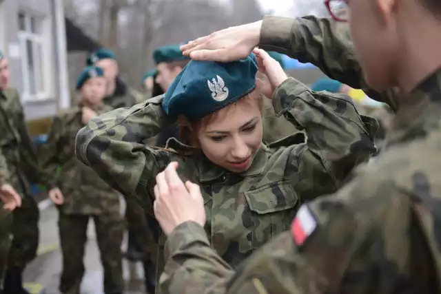 Od września rusza próbny program dla klas mundurowych. Absolwenci będą mieć pierwszeństwo w kolejce chętnych do Wojsk Obrony Terytorialnej.