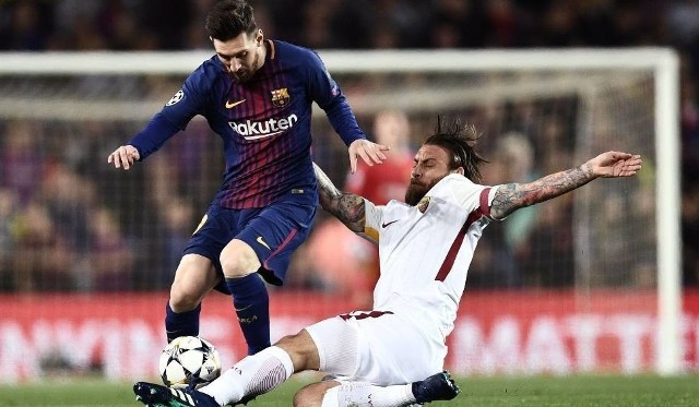 Lionel Messi (z lewej; w pierwszym meczu z Romą) chce przedłużyć serię ligowych meczów z golem