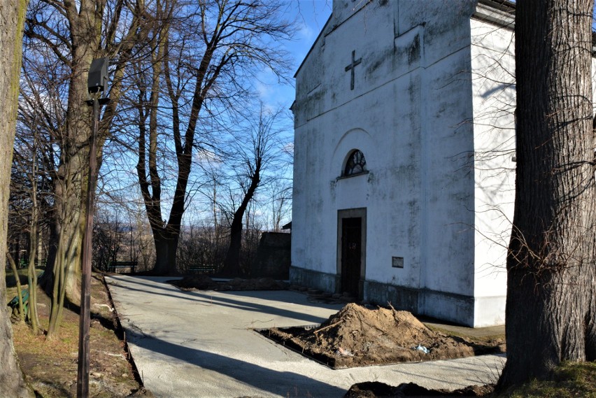 Prace na wzgórzu zamkowym i w parku miejskim