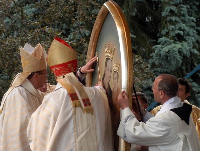 Koronacja Matki Bozej MurkowejKilka tysiecy wiernych zgromadzily na Rynku w Krośnie uroczystości związane z koronacją obrazu i ogloszeniem Matki Bozej Murkowej patronką Krosna. Uroczystej mszy przewodniczyl abp Józef Michalik, homilie wyglosil kard. Stanislaw Dziwisz.