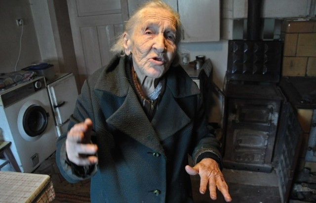 89-letnia Łucja Małek nie płaci rachunków, zrezygnowała z obiadów, a wkrótce będzie bez prądu.