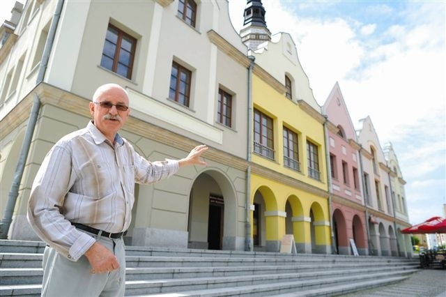 - W interesie gminy jest sprzedaż kamieniczek w całości, czyli lokali użytkowych razem z mieszkaniami, które są na górze - przekonuje Kazimierz Naumczyk, przewodniczący rady miejskiej. (fot. Daniel Polak)