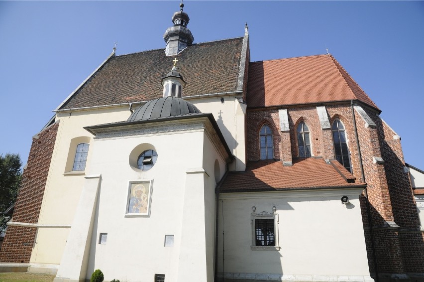 Kościół w Niepołomicach. Po prawej XVII-wieczna zakrystia