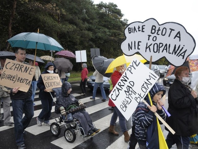17 września mieszkańcy Białych Błot blokowali drogę w proteście przeciwko zanieczyszczaniu powietrza przez działający w ich okolicy skład węgla należący do MM Group.