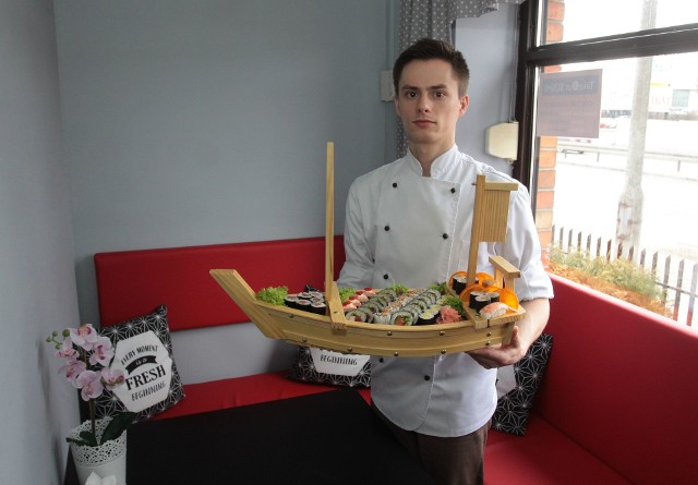 - Na przyjęcia polecam łódkę wypełnioną sushi - mówi Bartosz Witaszek, właściciel nowego lokalu TakeOut Sushi w Radomiu.