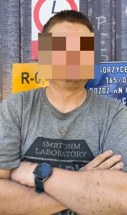 Łowcy Pedofili w Gorzycach zdemaskowali mężczyznę, który poszukiwał kontaktu w internecie z dziewczynkami! Policjanci go zatrzymali